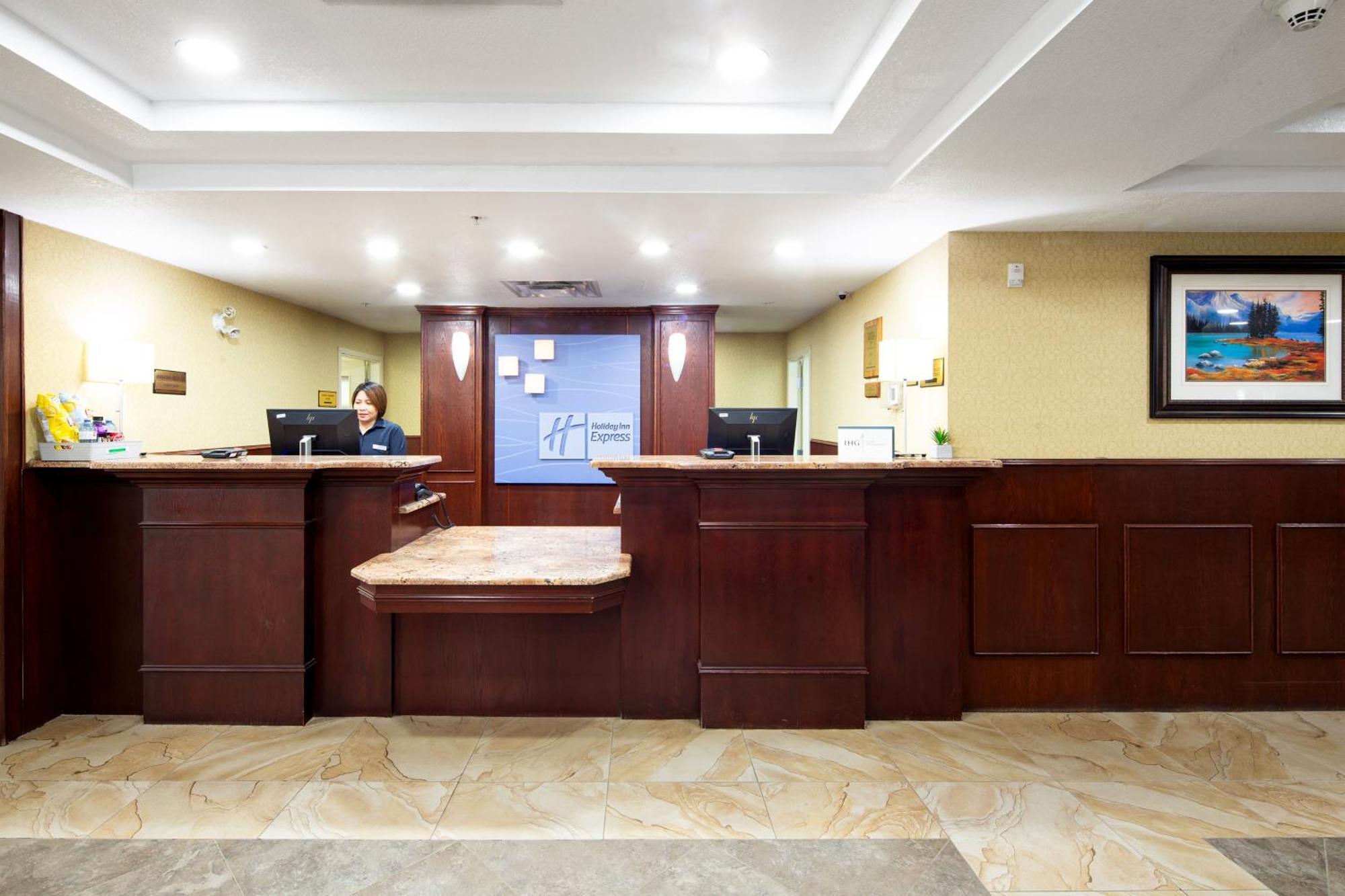 Holiday Inn Express Hotel & Suites Edson By Ihg Exterior photo