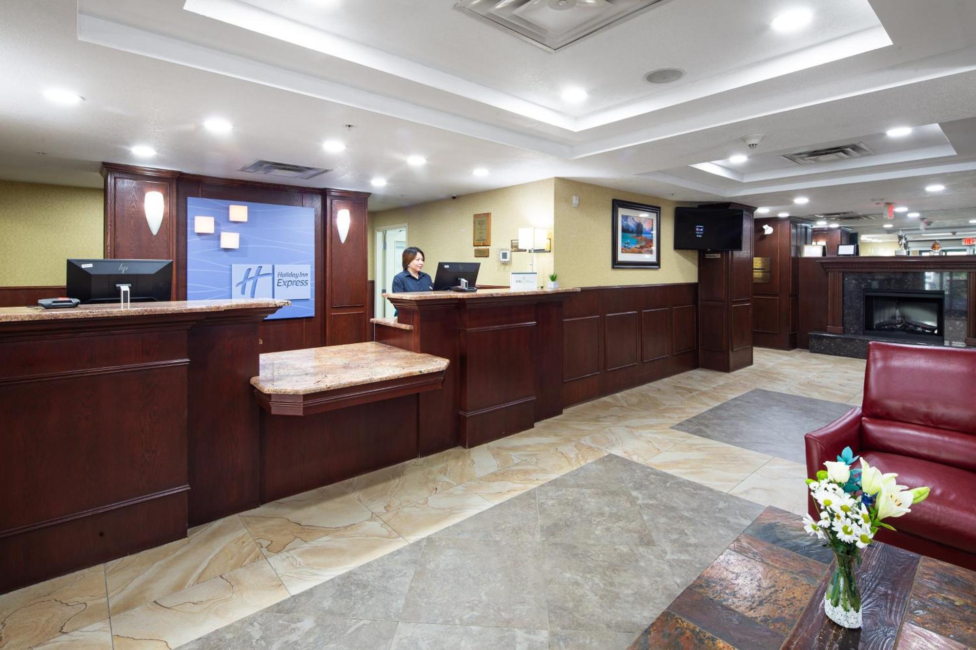 Holiday Inn Express Hotel & Suites Edson By Ihg Exterior photo