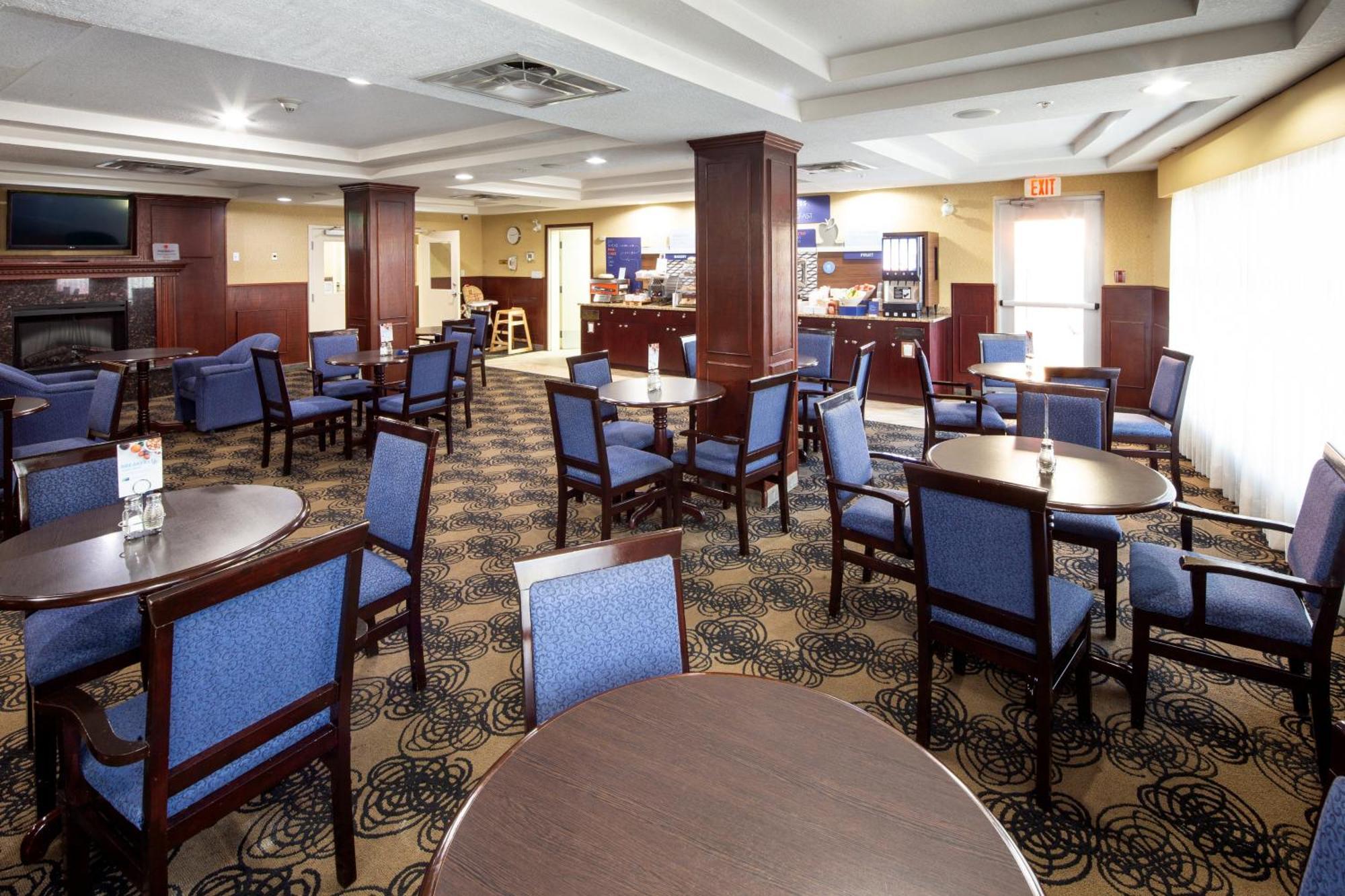 Holiday Inn Express Hotel & Suites Edson By Ihg Exterior photo