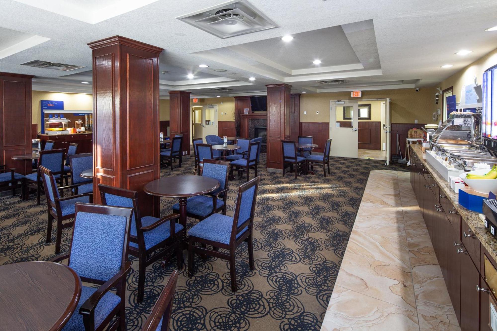 Holiday Inn Express Hotel & Suites Edson By Ihg Exterior photo