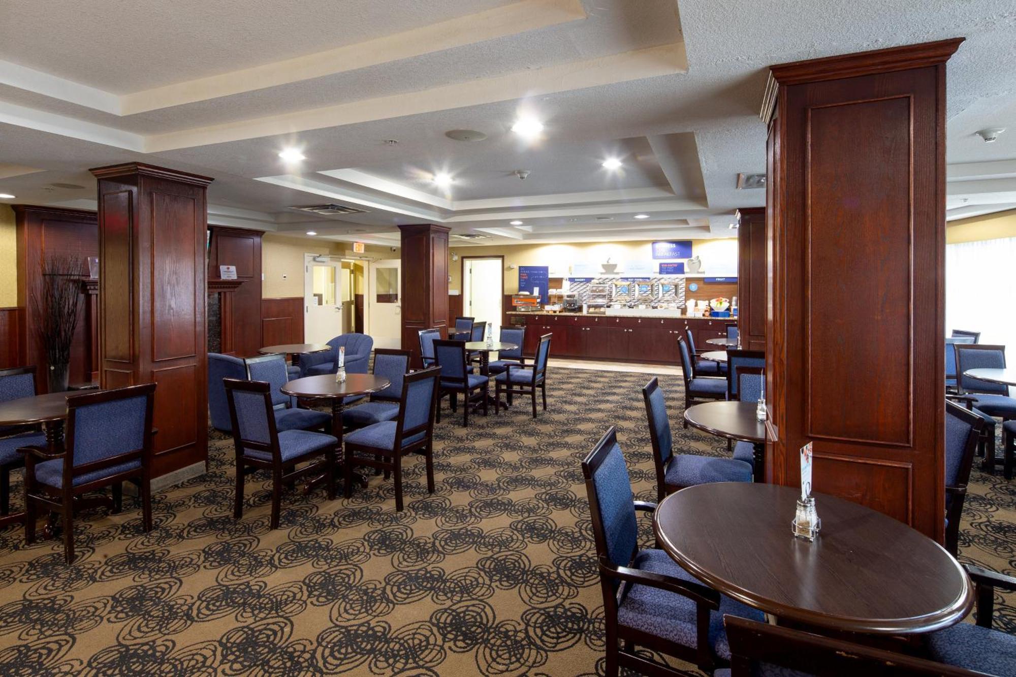 Holiday Inn Express Hotel & Suites Edson By Ihg Exterior photo