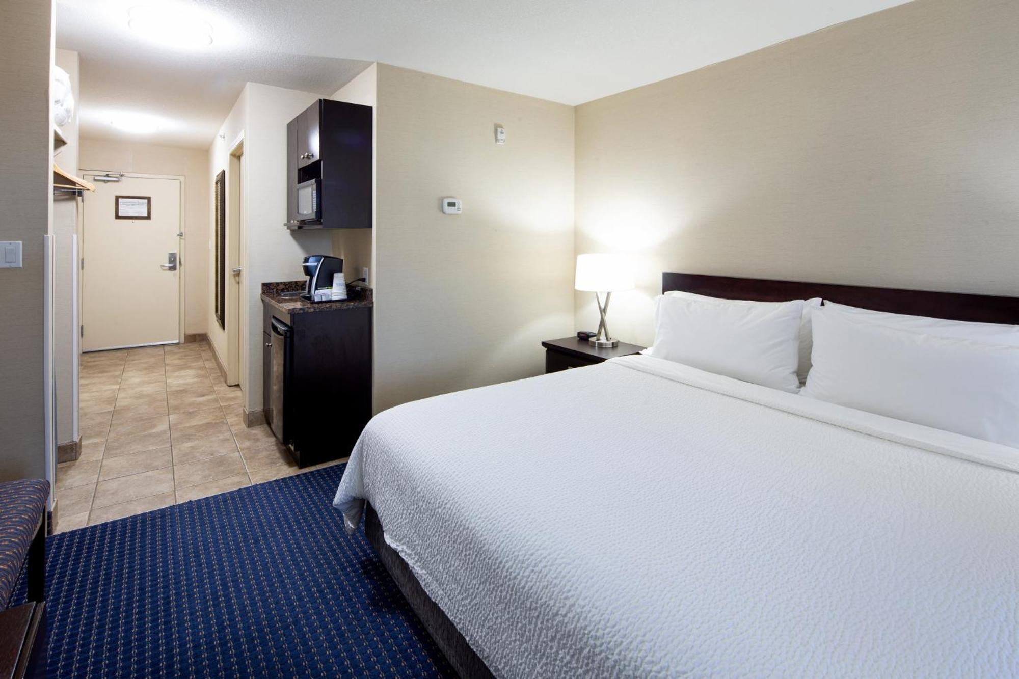 Holiday Inn Express Hotel & Suites Edson By Ihg Exterior photo