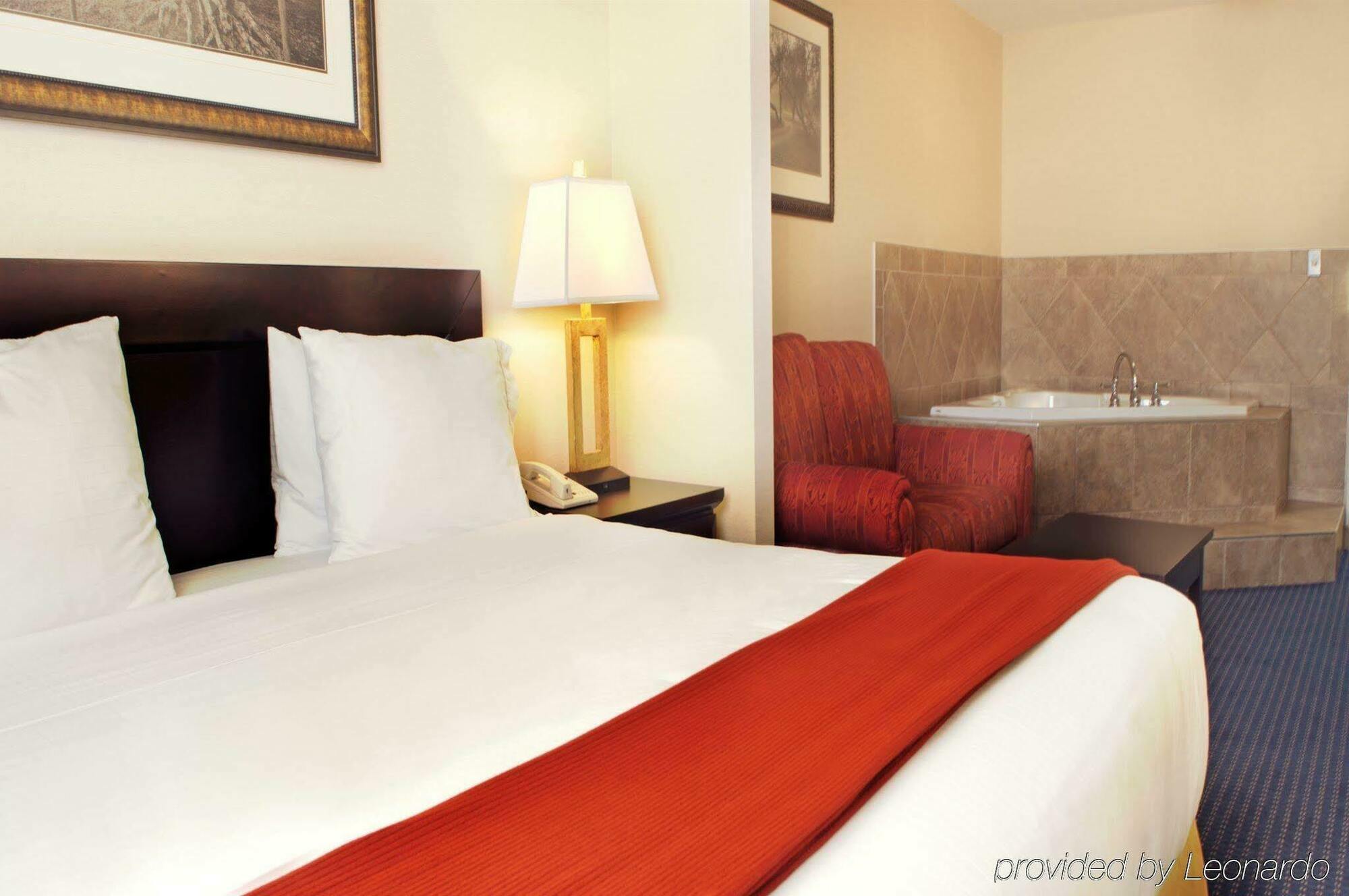 Holiday Inn Express Hotel & Suites Edson By Ihg Exterior photo